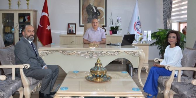 Öğretmen Burhan Esen’e Ulusal Kalite Etiket Ödülü