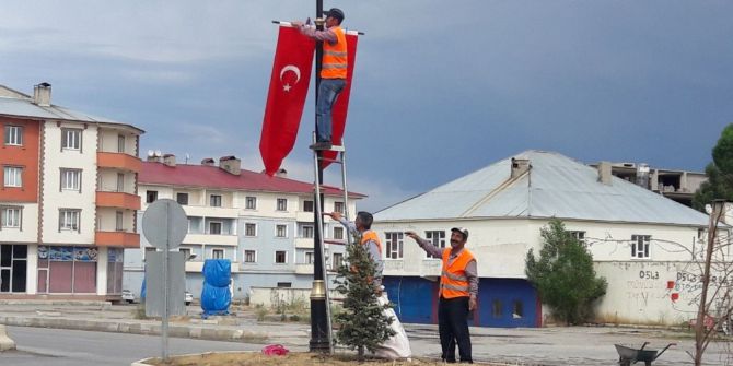 Çaldıran Bayraklarla Süslendi