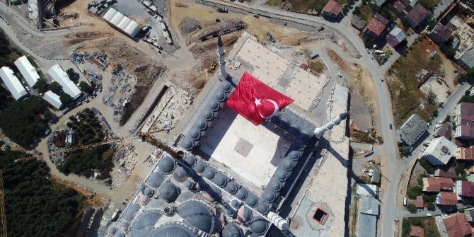 15 Temmuz Şehitleri İçin Çamlıca Camii’ne Asılan Dev Türk Bayrağı Havadan Görüntülendi