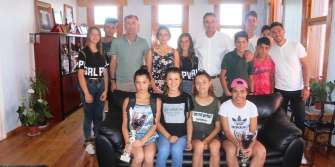 Kazandıkları Kupaları Belediye Başkanı Gençer’e Hediye Ettiler