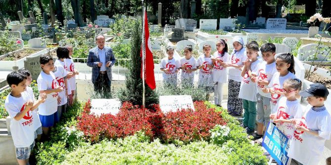 Bilgi Evi Öğrencileri Abdullah Tayyip Olçok’u Mezarı Başında Andı