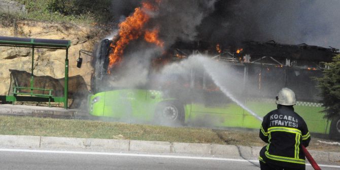 Seyir Halindeki Halk Otobüsü Alev Alev Yandı