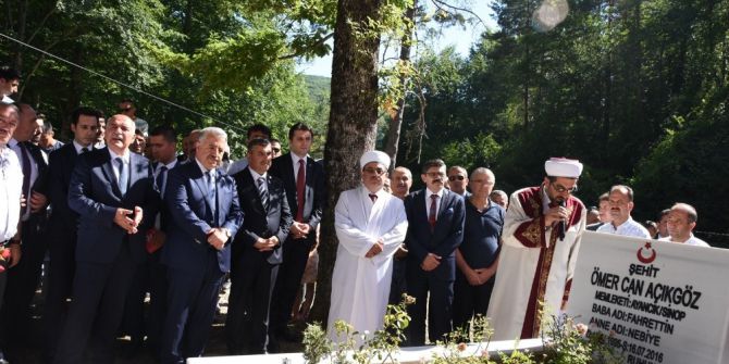 Bakan Arslan, Sinop’ta 15 Temmuz Şehidinin Kabrini Ziyaret Etti