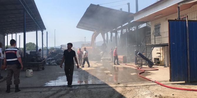 Yangını İş Makinası Ve İtfaiye Söndürdü