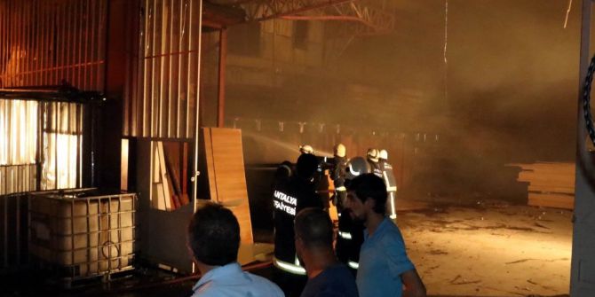 Antalya’da Orman Ürünleri Firmasında Yangın