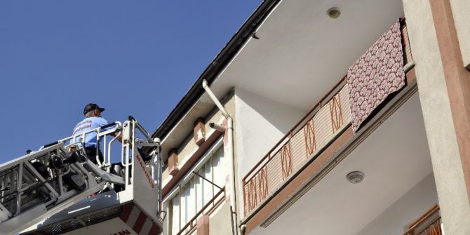 Ankara İtfaiyesi Ayağı Yağmurluğa Takılan Kırlangıç İçin Alarma Geçti