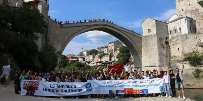 Mostar Köprüsü Önünde “15 Temmuz’u Unutma, Unutturma” Pankartı Açtılar