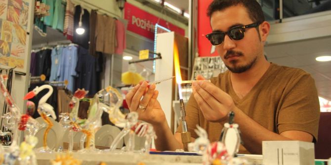 Ateşte Erittiği Cama Nefesiyle Şekil Veriyor