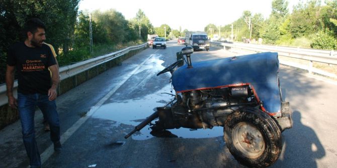 Trafik Kazasında Traktör İkiye Ayrıldı