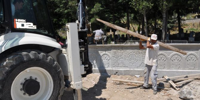 Simav’da Mezarlıkların Duvarları Yenileniyor