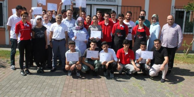 Beyaz Kalpler’de 17 Öğrenciye Sertifika