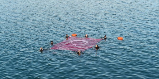 Dalgıçlar İznik Gölü’nde Türk Bayrağı Açtı