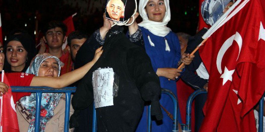 Son Nöbete On Binlerce Kişi Katıldı