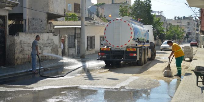 Akdeniz Belediyesi Mahallerde Temizlik Çalışmalarını Sürdürüyor