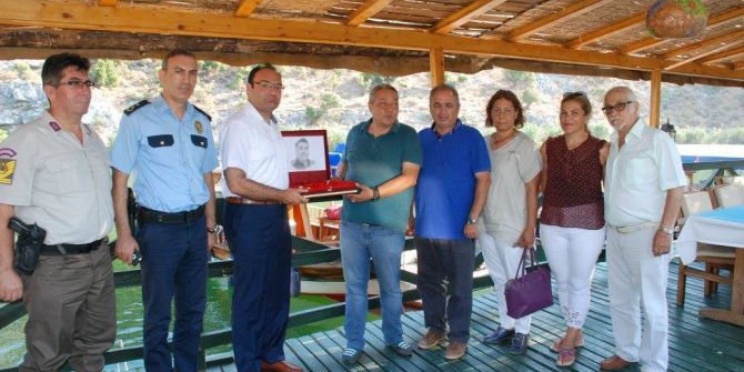 Kaymakam Demirkale, 15 Temmuz Şehidinin Kardeşine Türk Bayrağı Hediye Etti