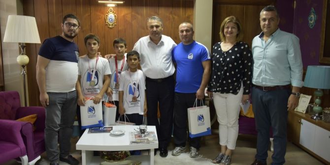 Başkan Çerçi Şampiyon Güreşçileri Ağırladı