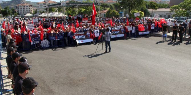 ‘Hero’ Tişörtüne ‘Traitor’ Tişörtü İle Karşılık Verdiler