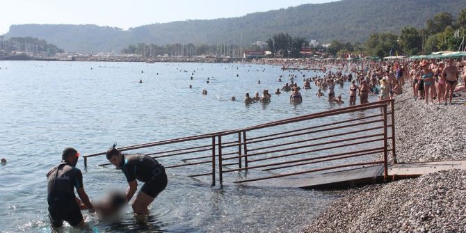 Plajdaki Vatandaşların Oynuyor Zannettiği Gencin Cesedi Sahile Vurdu