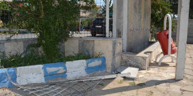 Ortaca’da Okulun Demir Çitlerini Ve Asma Kilidini Kırdılar