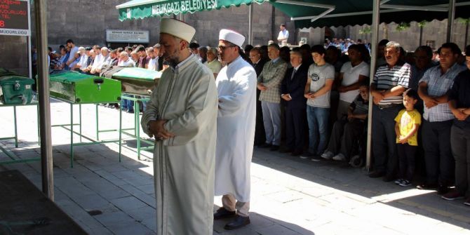 Sakarya’da Öldürülen Emani El-rahmun Ve Bebeği İçin Gıyabi Cenaze Namazı Kılındı
