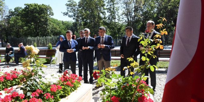 Meb Müsteşarı Tekin’den 15 Temmuz Şehitlerinin Kabrine Ziyaret