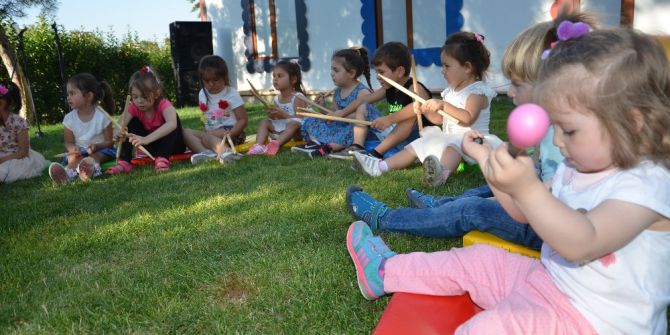 Minikler Müzikler Eşliğinde Hem Öğreniyor, Hem De Doyasıya Eğleniyor