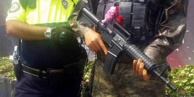 -beyoğlu’nda Görevli Trafik Polisi Hakan Elbistanlı, 15 Temmuz Şehidi Ömer Halisdemir Heykelinin Elini Öptü