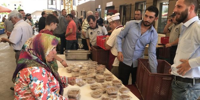 Akhisarlı Pazarcılar Şehitler İçin Helva Hayrı Yaptı