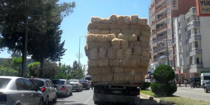 Açıktan Taşınan Saman Balyaları Trafiği Tehlikeye Düşürüyor