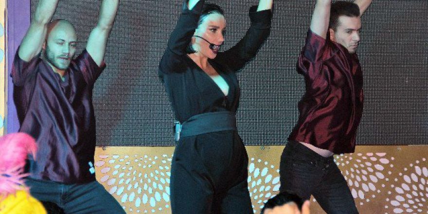 Gülşen Hamile Tulumuyla Sahneye Çıkmaya Başladı