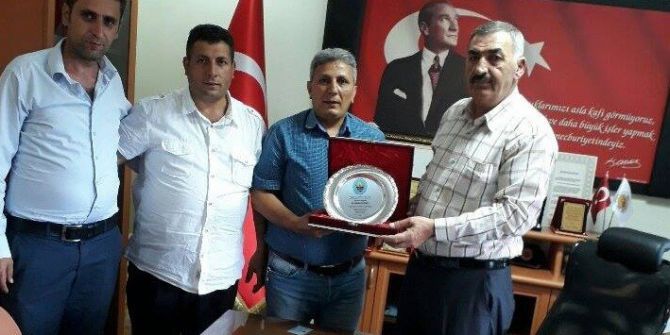 Olur Belediye Başkanı Oktay’a Ormanağzı Köyü Derneğinden Plaket