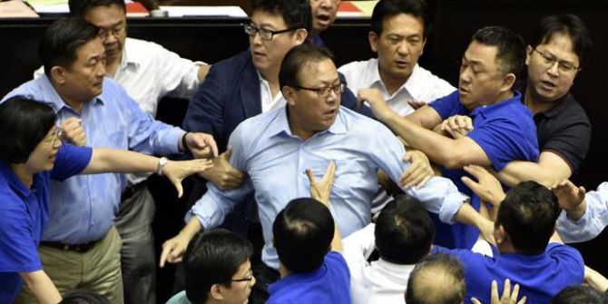 Tayvanlı Milletvekilleri Birbirine Girdi