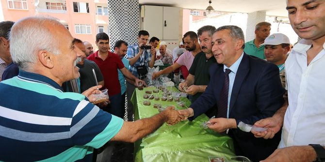 "Demokrasi Şehitleri" İçin Helva Dağıtıldı