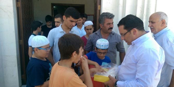 Kaymakam Kaya Vatandaşlara Lokum Dağıttı