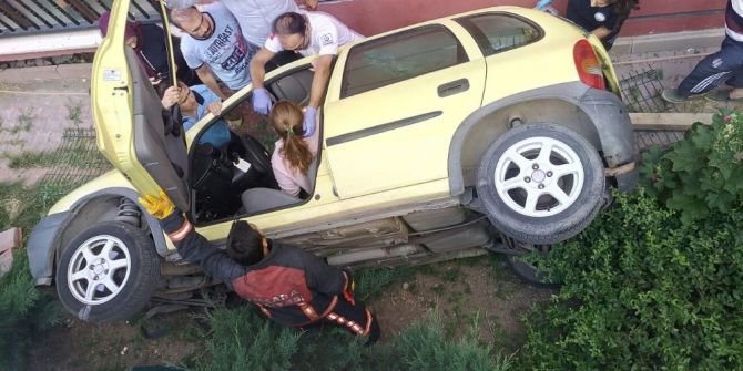 Otomobil Boşluğa Düştü: 1 Yaralı