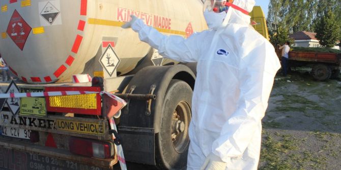 Asit Tankeri Traktöre Çarptı