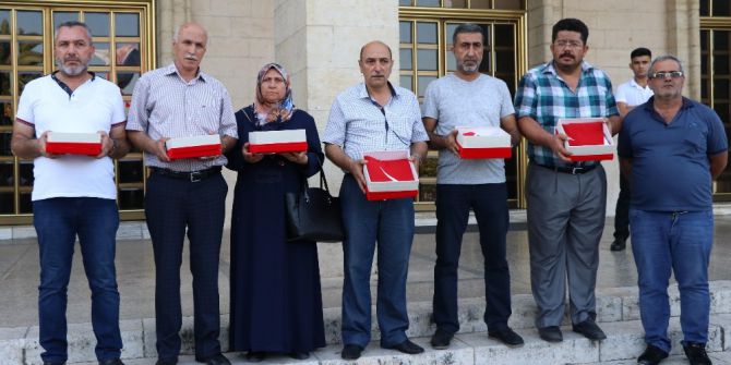 Şehit Aileleri Tarafından Verilen Türk Bayrakları Cumhurbaşkanına Gönderildi