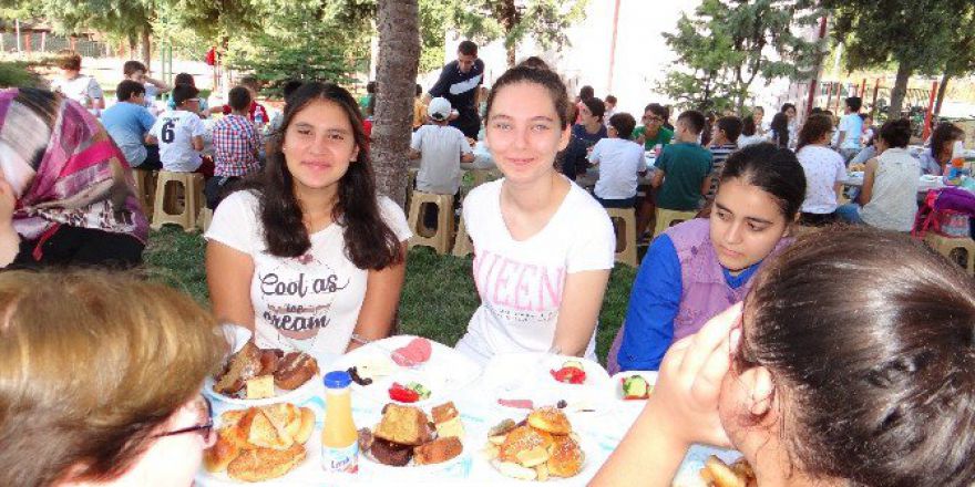 Yaz Okulu Ve Kurslara Giden 150 Öğrenci Kahvaltıda Buluştu