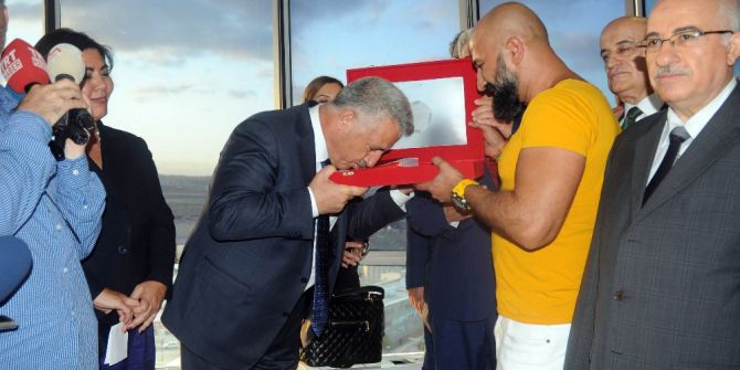 Bakan Arslan’dan Atatürk Havalimanı Kule Çalışanlarına Ziyaret