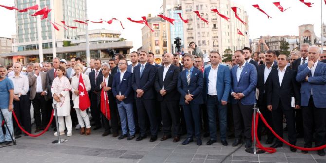 Beyoğlu’nda Halisdemir’in Heykeline Ve İha’nın 15 Temmuz Fotoğraflarına Yoğun İlgi