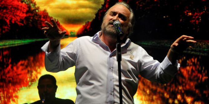 Erkek Hayranlarına Verdiği Tüyo Bayan Hayranlarının Çığlıklarına Neden Oldu