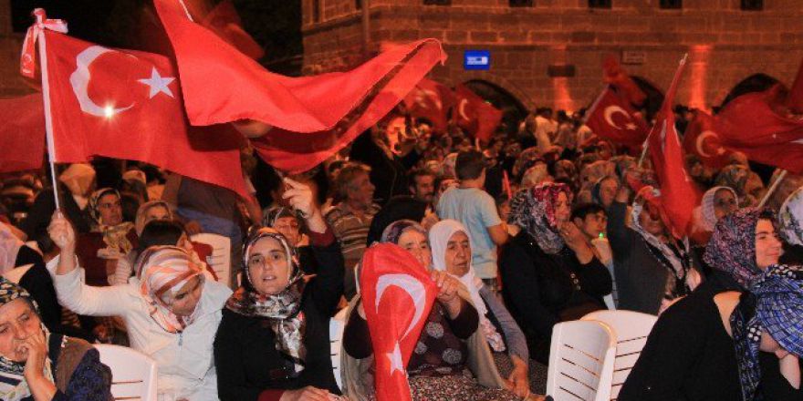 İncesu Belediyesi Demokrasi Nöbetinin 27. Gününde Vatandaşlara Döner Ve Ayran İkram Etti