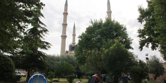 Kırkpınar Sevdalıları Geceyi Selimiye Camii Avlusunda Geçirdi