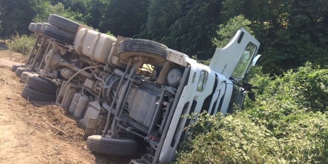Yol İnşaatında Mıcır Yüklü Kamyon Devrildi