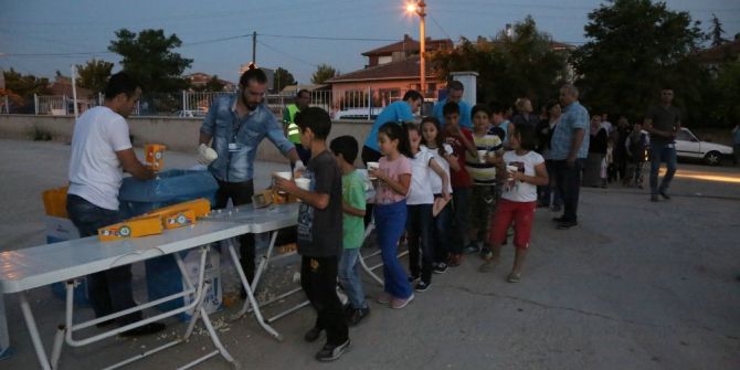 ’Cenaze İşleri’nin Oyuncuları Sokak Sinemalarında