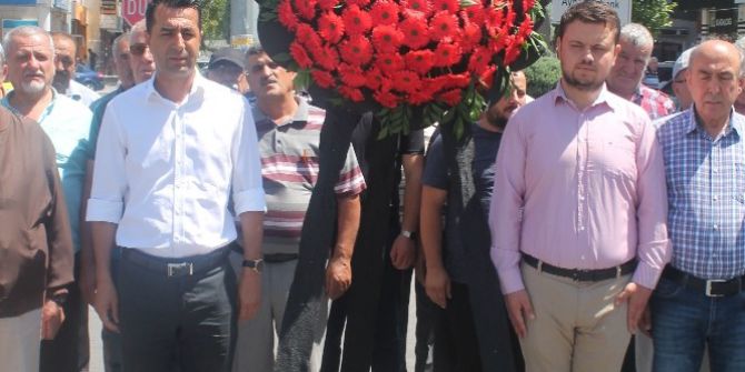 Chp Niğde Teşkilatı 15 Temmuz Şehitleri Anısına Çelenk Bıraktılar