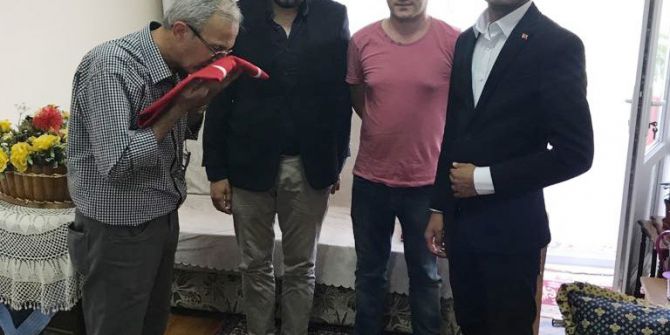 Şehit Kaymakamın Ailesinden Alınan Türk Bayrağı, Cumhurbaşkanına Ulaştırılmak Üzere Yola Çıkarıldı