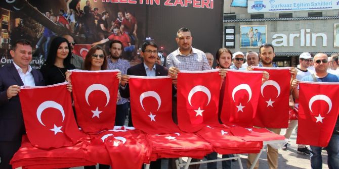 Başkan Çelik Vatandaşlara Bayrak Dağıttı