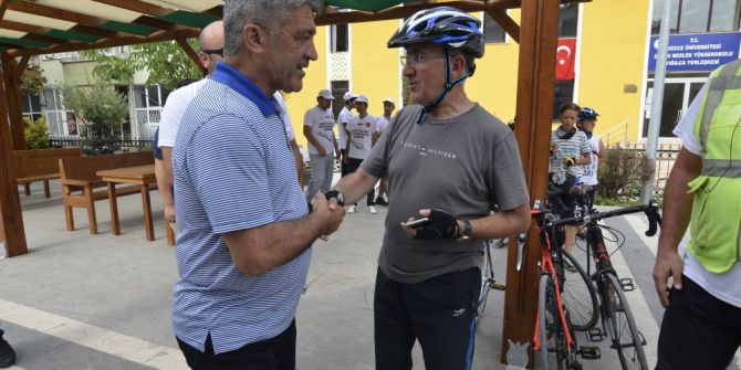Bisikletliler Türk Bayrağını Başkan Yiğit’e Teslim Etti