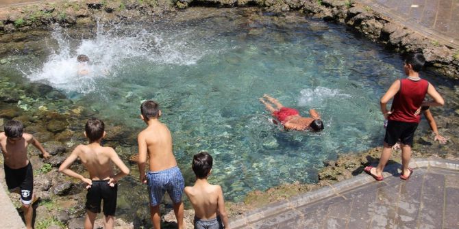 Sıcaktan Bunalan Çocuklar Suya Koştu
